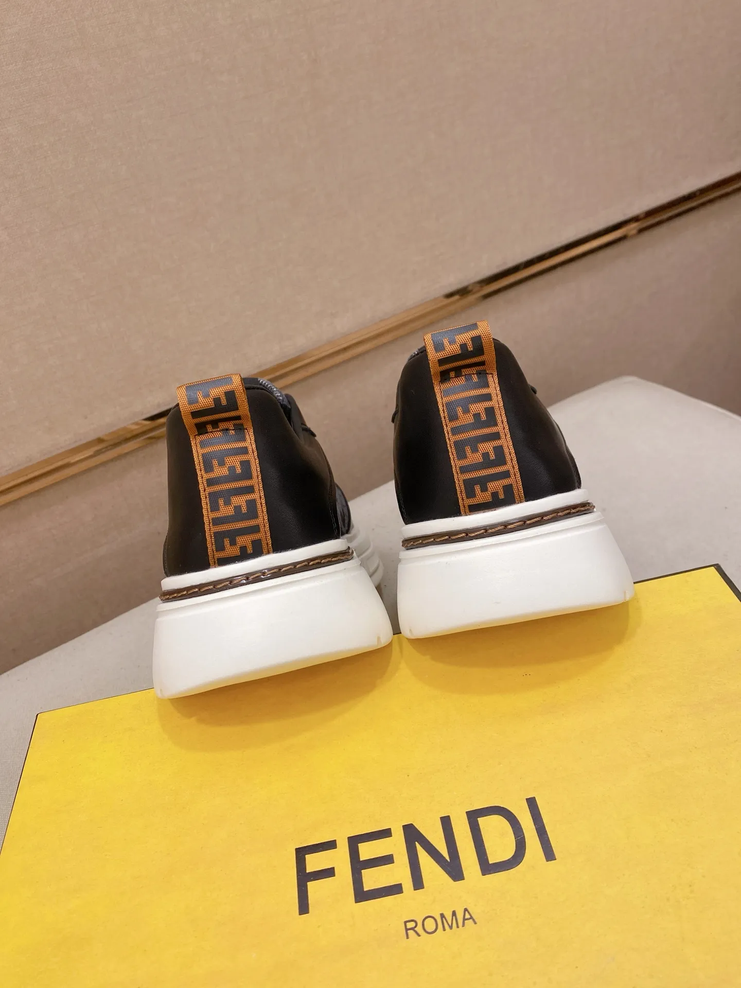 Factory price 400💰 (fendi) New style 👊🏻 upper 🇮🇹 imported cowhide fabric 🇩🇪 lining imported sheepskin lining. The original outsole is molded to highlight the identity of every man, and the upper foot is elegant and stable🚶🏻🚶🏻The high-end custom counters reproduce the original version📯No matter the wind or rain, the shoe last remains unchanged and can withstand the verification of time🔍️,🔵 Size: 38-44